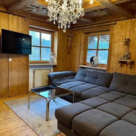 Haus Raphael - Schnitzereien - Am Waldrand - Hunde Willkommen - Nähe Burghausen Altötting