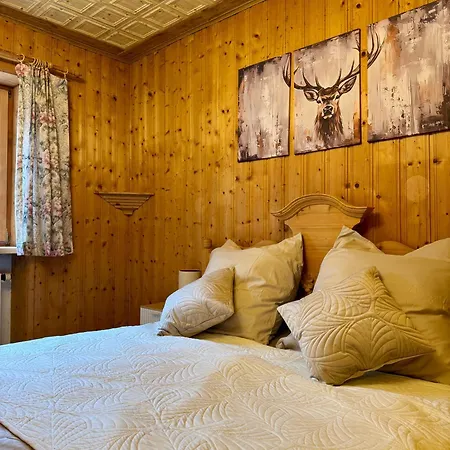 Haus Raphael - Schnitzereien - Am Waldrand - Hunde Willkommen - Nähe Burghausen Altötting