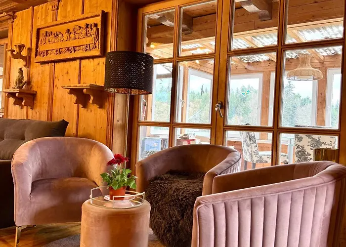 Haus Raphael - Schnitzereien - Am Waldrand - Hunde Willkommen - Nähe Burghausen Altötting Alsbach