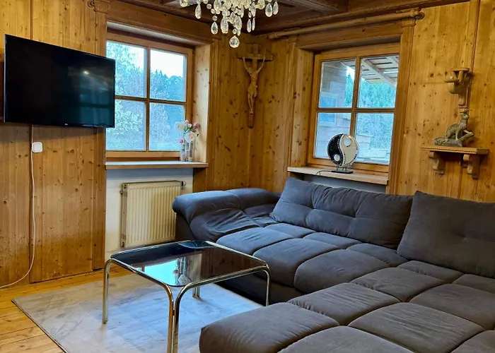 Haus Raphael - Schnitzereien - Am Waldrand - Hunde Willkommen - Nähe Burghausen Altötting