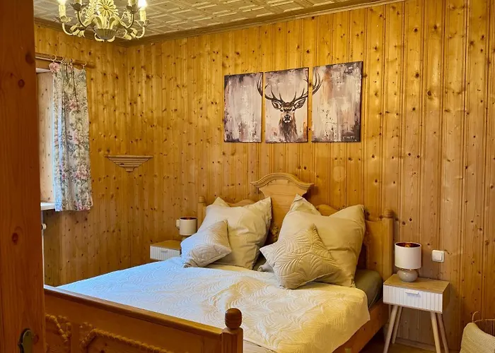 Apartment Haus Raphael - Schnitzereien - Am Waldrand - Hunde Willkommen - Nähe Burghausen Altötting Alsbach